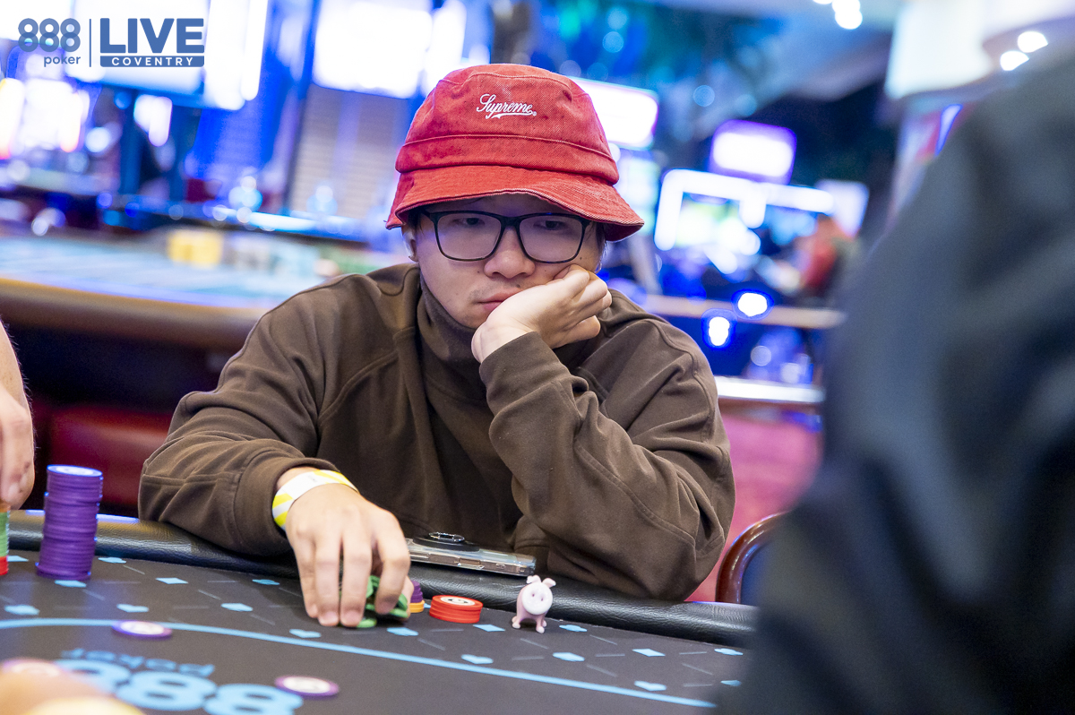 jogador de poker a pensar