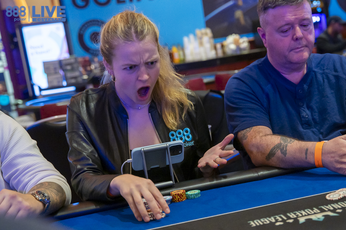 jogadora de poker surpreendida